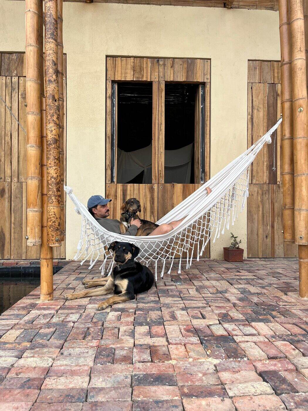 Santiago en una hamaca con sus dos perros