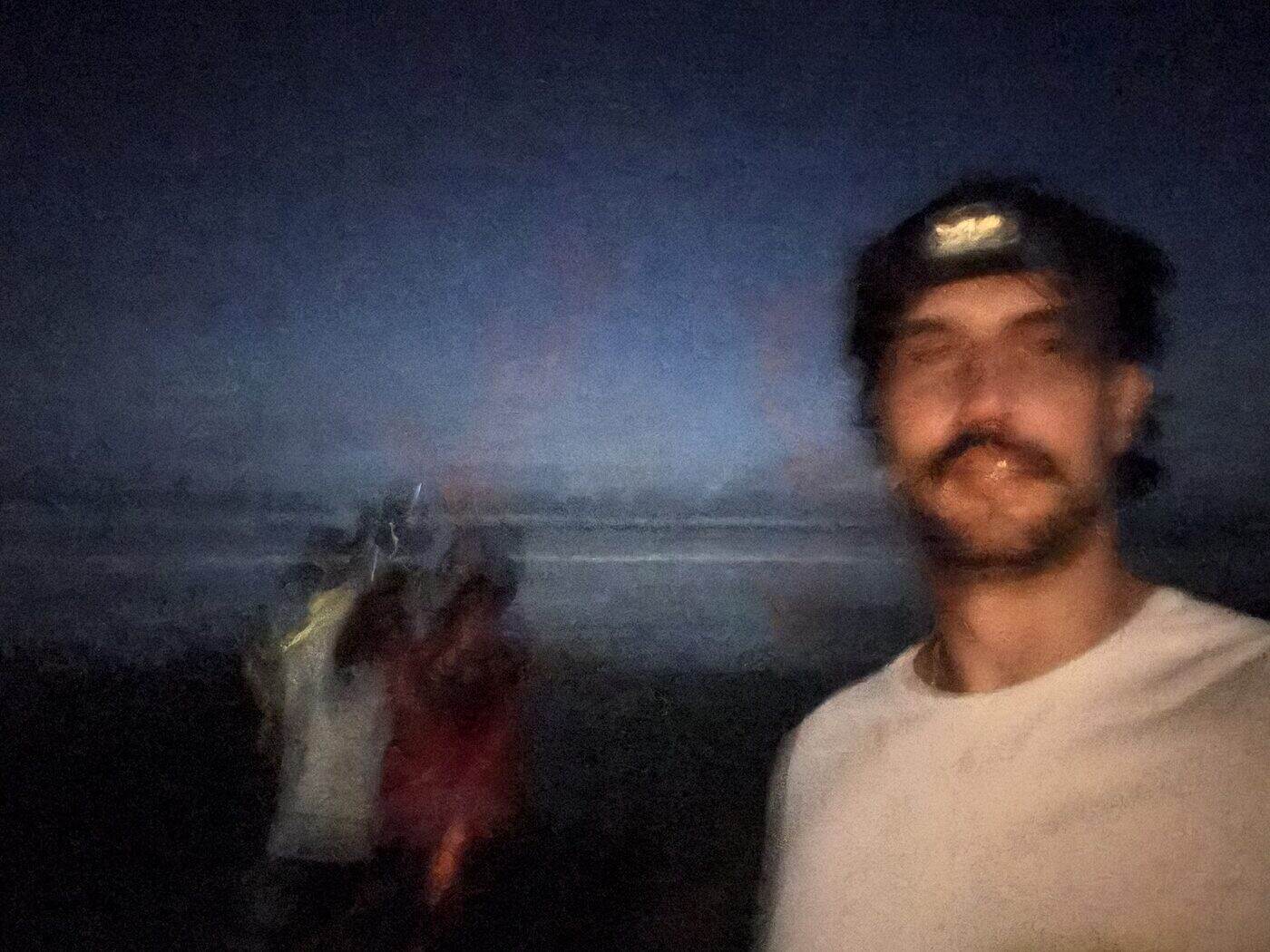 Autorretrato nocturno en la playa