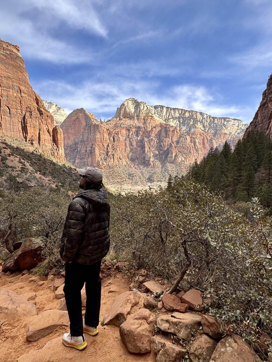 Santiago mirando el cañón de Zion